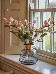 Wazon ze złotym akcentem