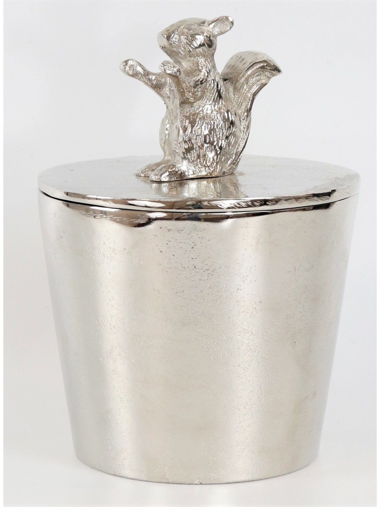 Pojemnik metalowy z wiewiórką
